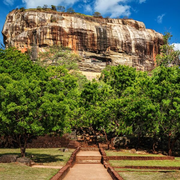 Sigiriya rock, Sri Lanka  Fascinante Sri Lanka  (13 días) sigiriya rock sri lanka 600x600